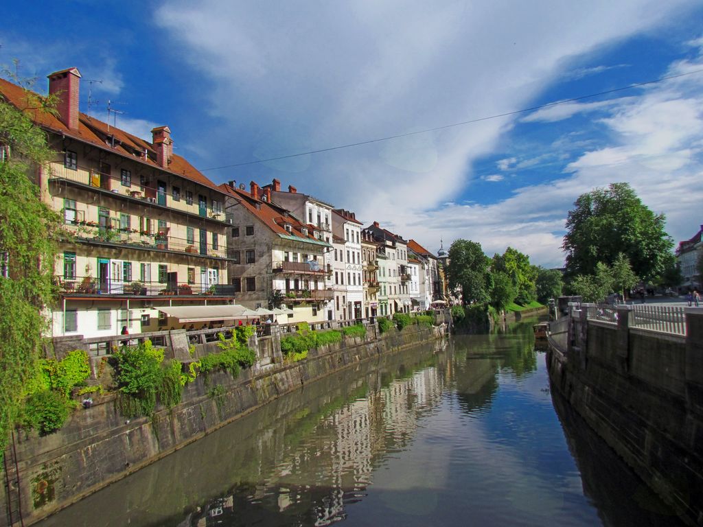 Gallusovo nabrežje along the Ljubljanica river with old town townhouses